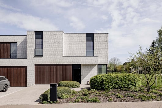 Moderne, halfopen projectwoning met bleke gevelsteen