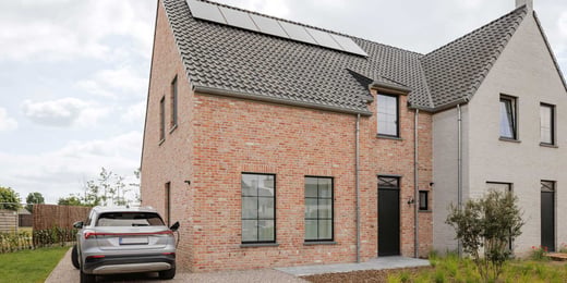 Lichtrijke en ruime projectwoning in hartje Zwevezele