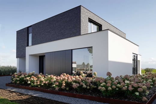 Moderne villa met witte crepi en donkergrijze gevelsteen