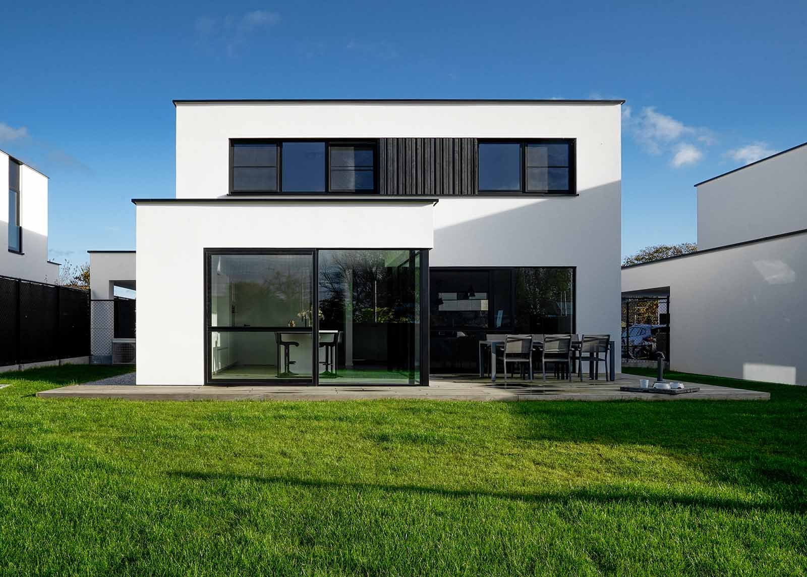 dumobil-witte-zwarte-accenten-in-strakke-villa-26