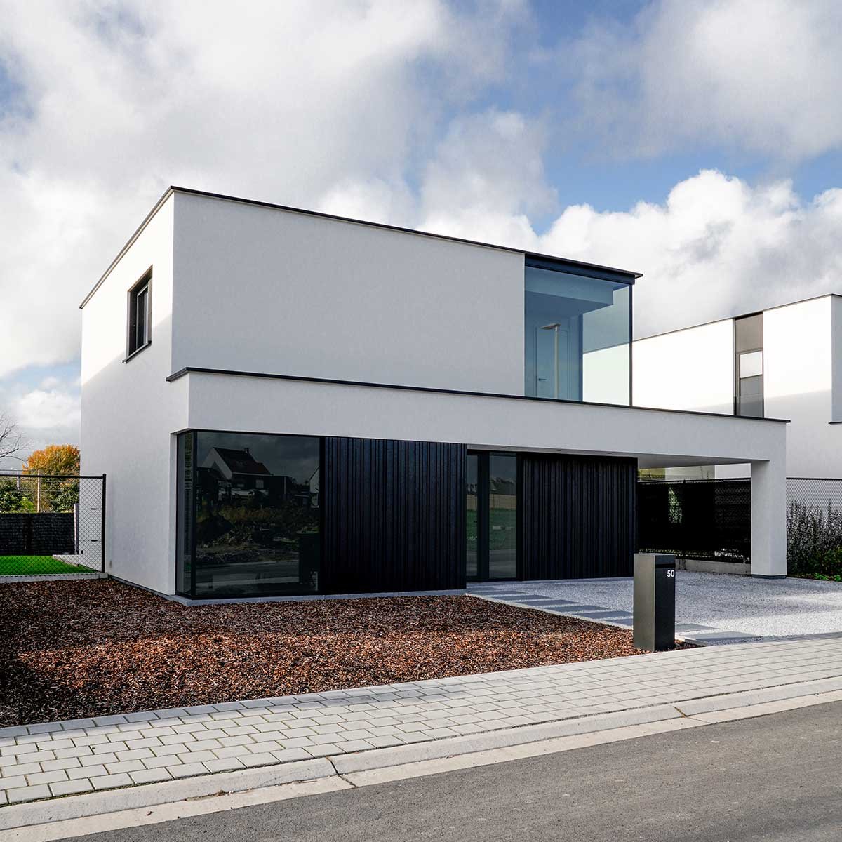 dumobil-witte-zwarte-accenten-in-strakke-villa-7