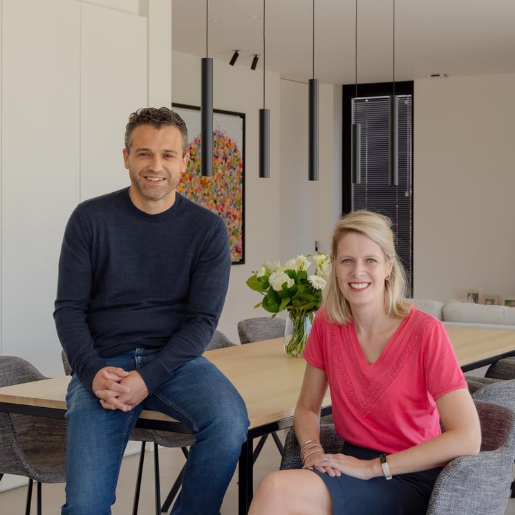 Minimalistische villa met tuin als decor
