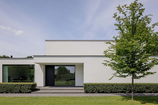 Minimalistische villa met langgerekte crepigevel