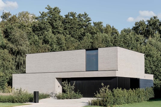 Villa met lange gevelsteen en fijne aluminium ribstructuur