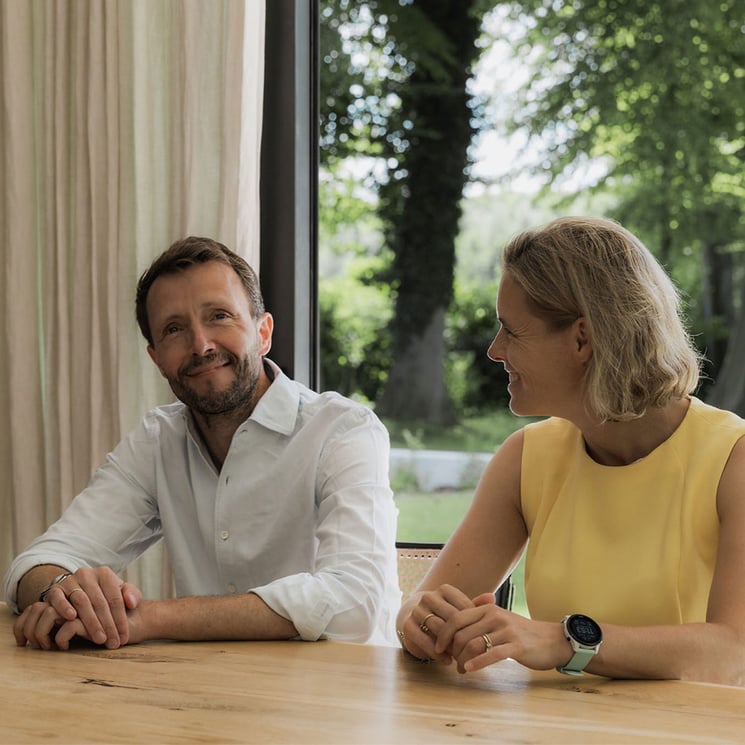 Thuiskomen in moderne villa die rust en natuur omarmt