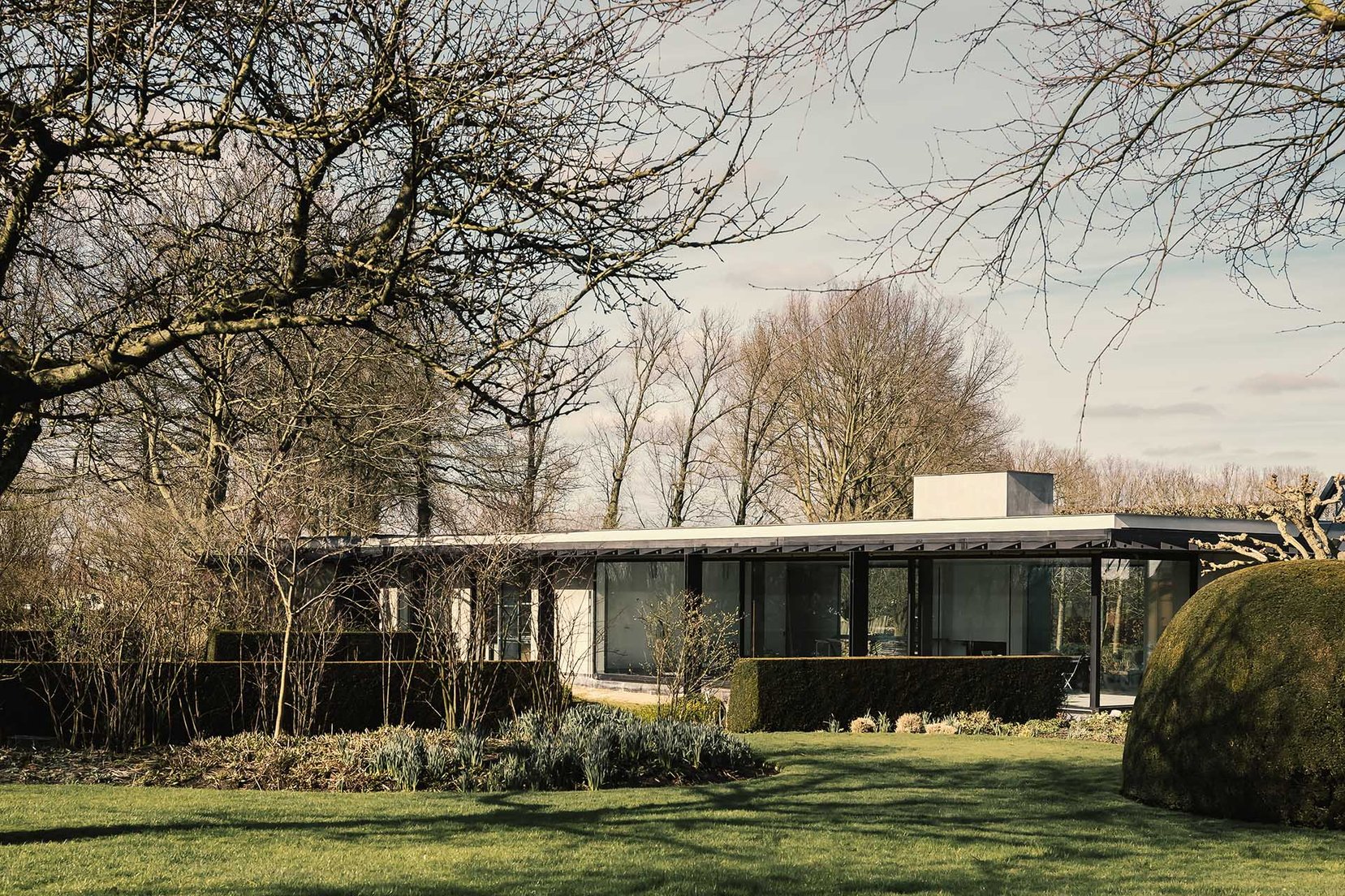 Contrasterende architectuur in weiland