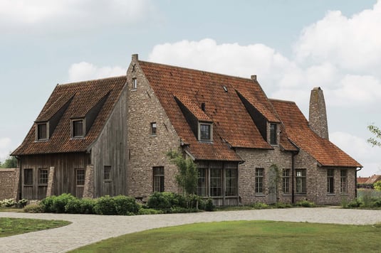 Klampsteen en eik voor landelijke nieuwbouwvilla