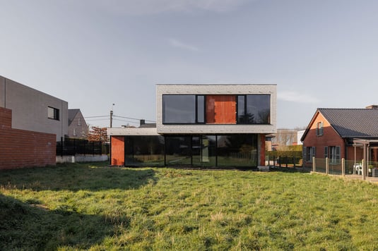 Villa Riaño, waar strak design en warme materialen samenkomen