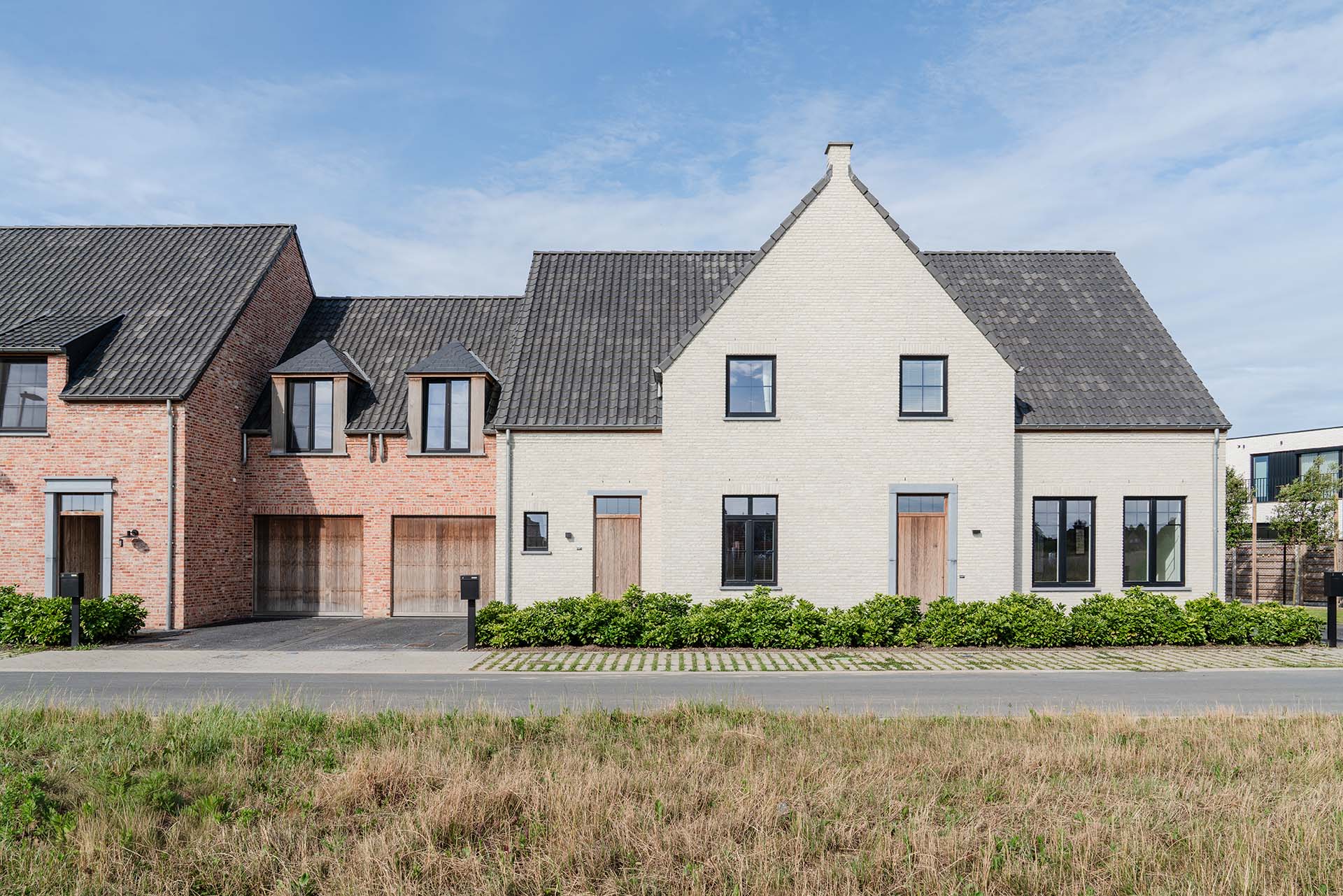 Projectwoning met 5 slaapkamers die piekfijn is afgewerkt in een gezellige woonbuurt 