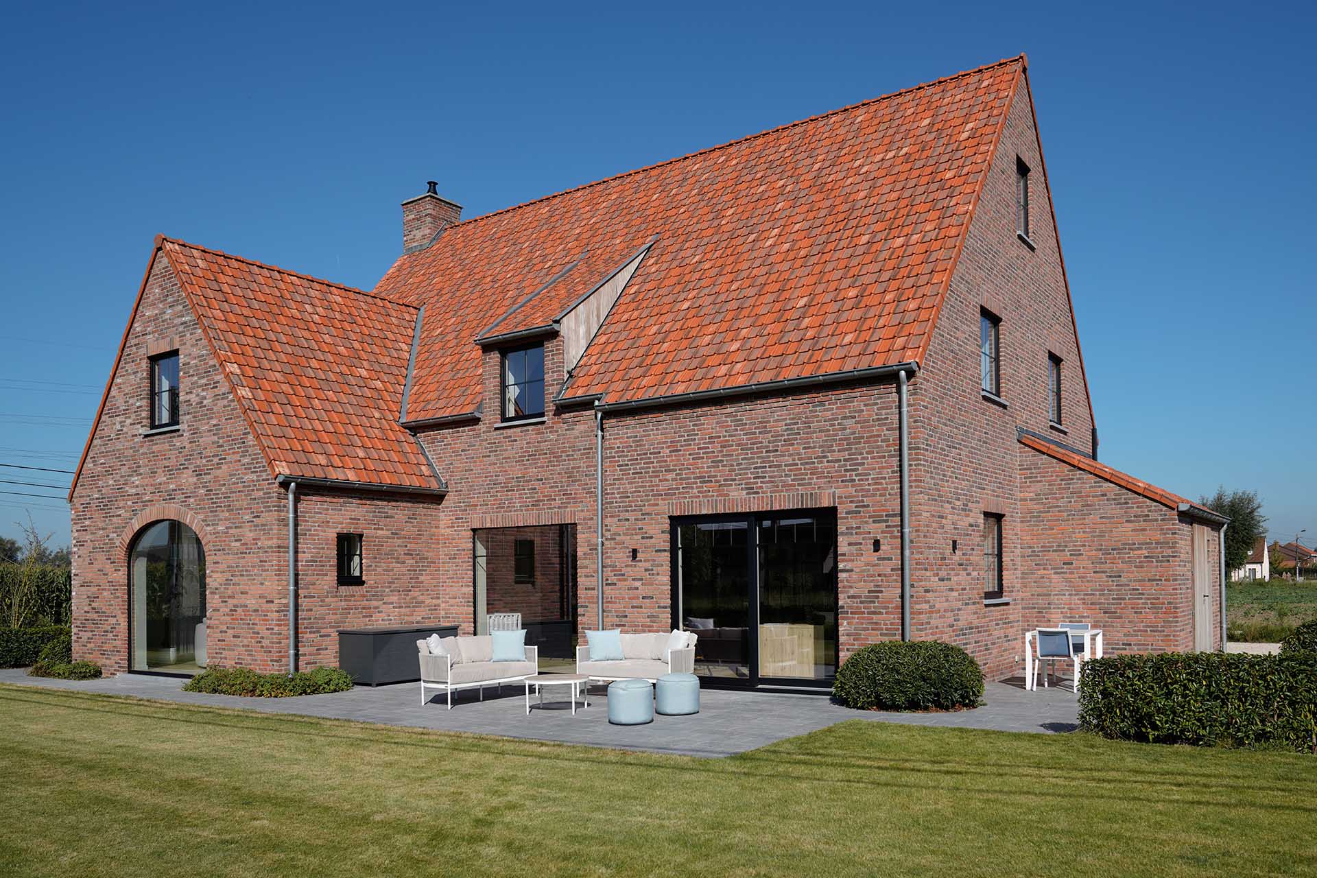 Landelijke Villa Met Rode Baksteengevel En Modern Raamwerk Landelijke Villa Met Rode Baksteengevel En Modern Raamwerk